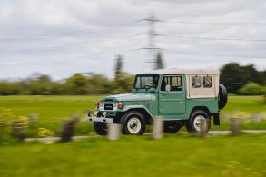 toytota land cruiser fj40 bandeirante eletrico inverted verde claro frente em movimento