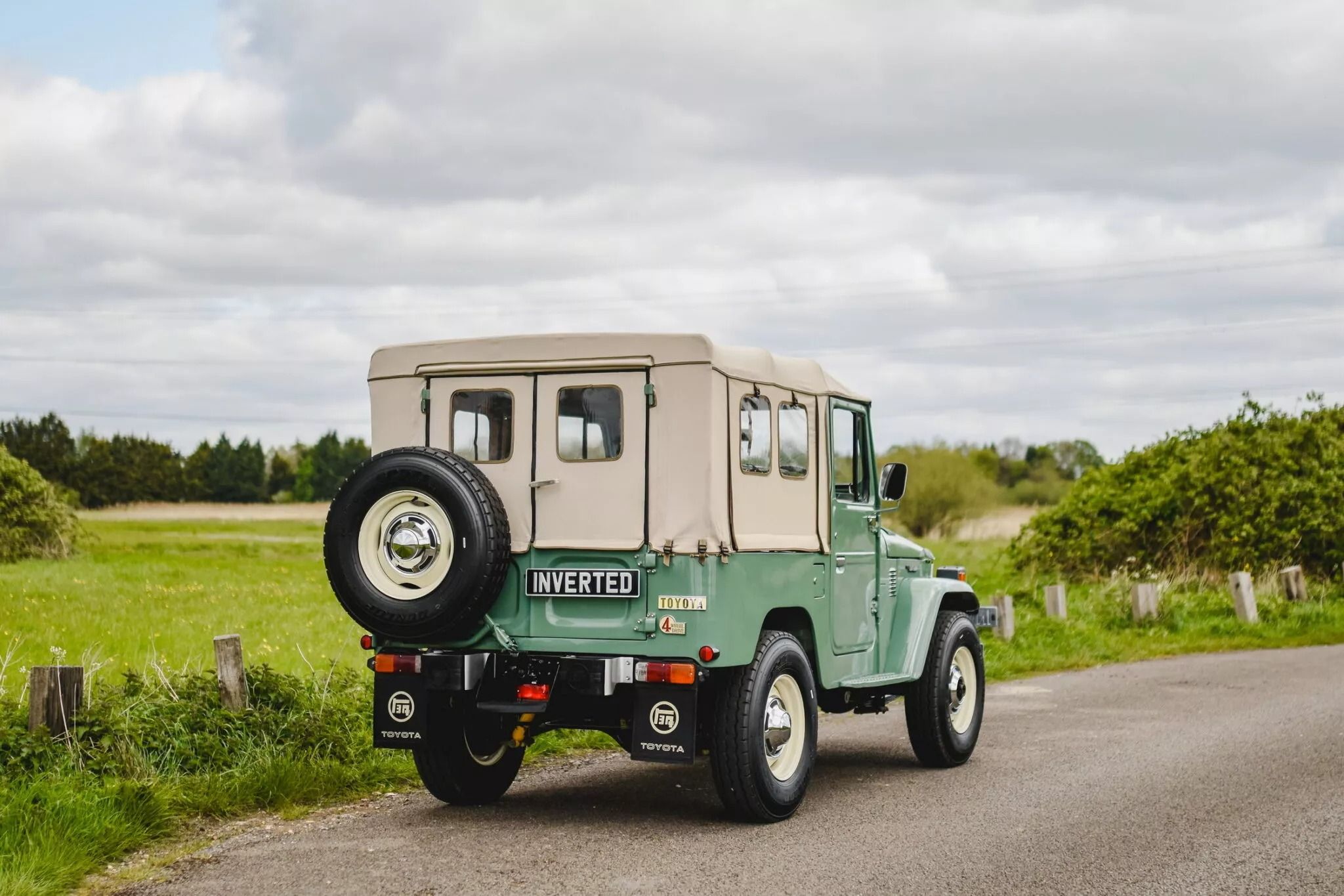 toytota land cruiser fj40 bandeirante eletrico inverted verde claro traseira parado