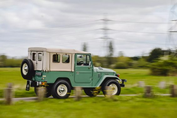 toytota land cruiser fj40 bandeirante eletrico verde claro traseira em movimento