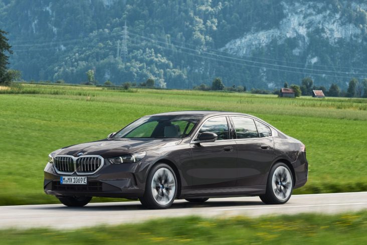 bmw serie 5 530e 2024 g60 cinza frente em movimento rodovia 2