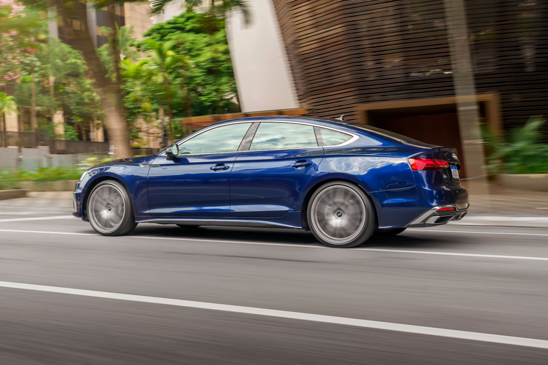 audi a5 quattro advanced azul lateral em movimento