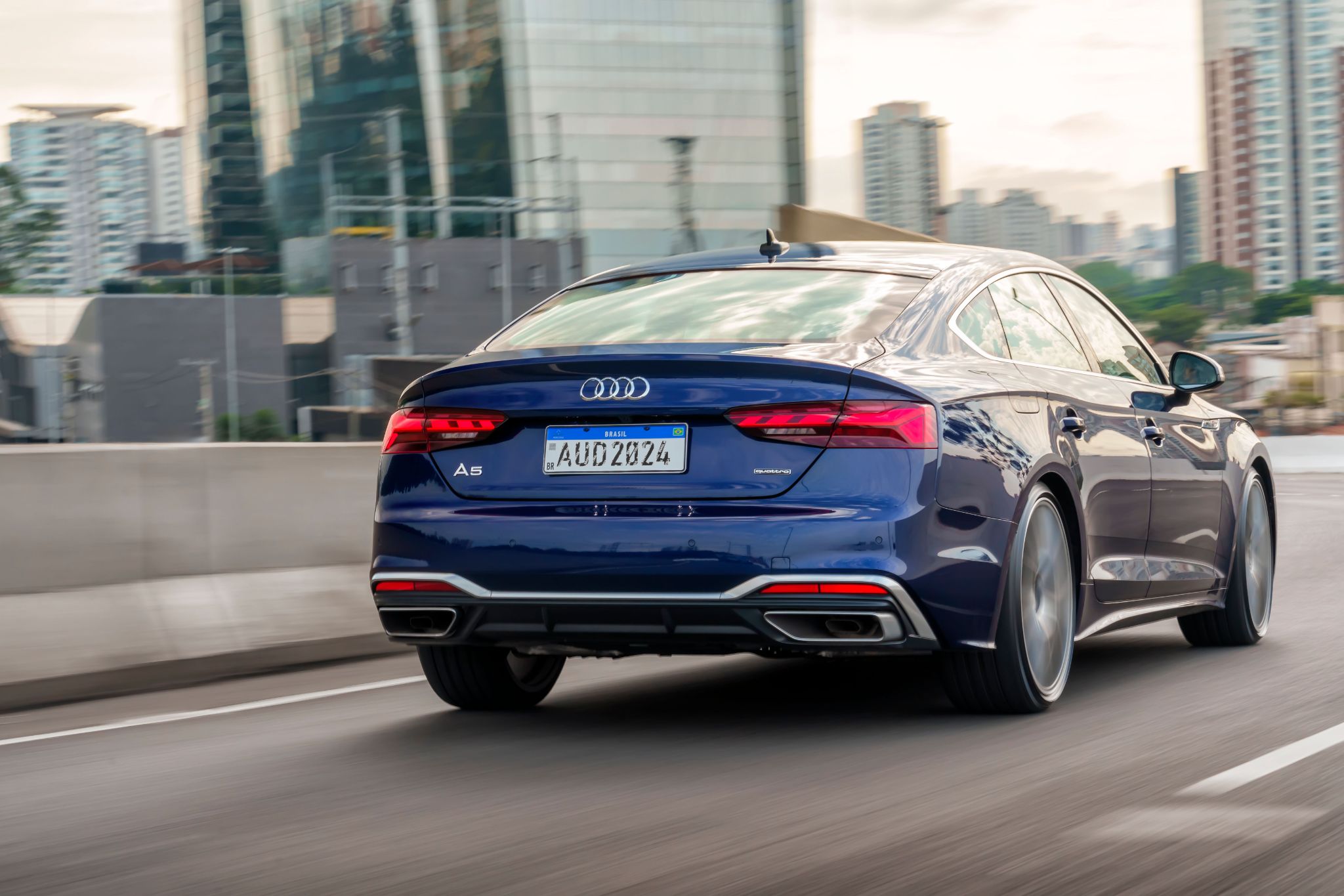 audi a5 quattro advanced azul traseira em movimento