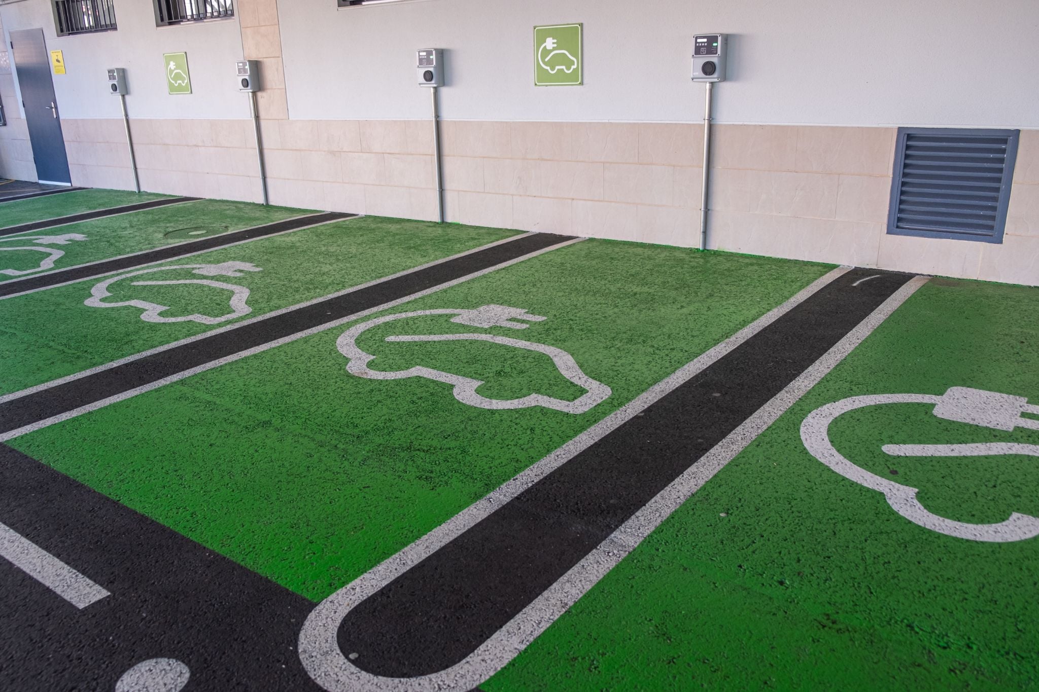 Nova lei de São Paulo proíbe condomínios de barrarem instalação de carregador elétrico sem motivo