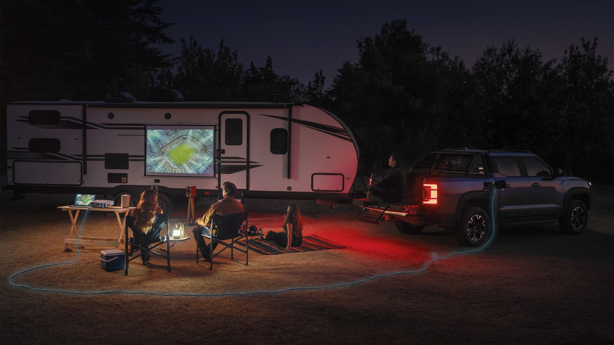 byd shark 2025 azul traseira parada rebocando trailer e fornecendo energia para eletronicos