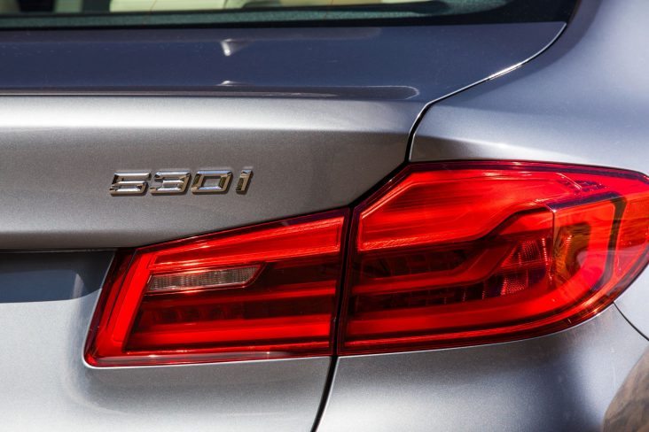 bmw 530i sedan m sport detalhe emblema