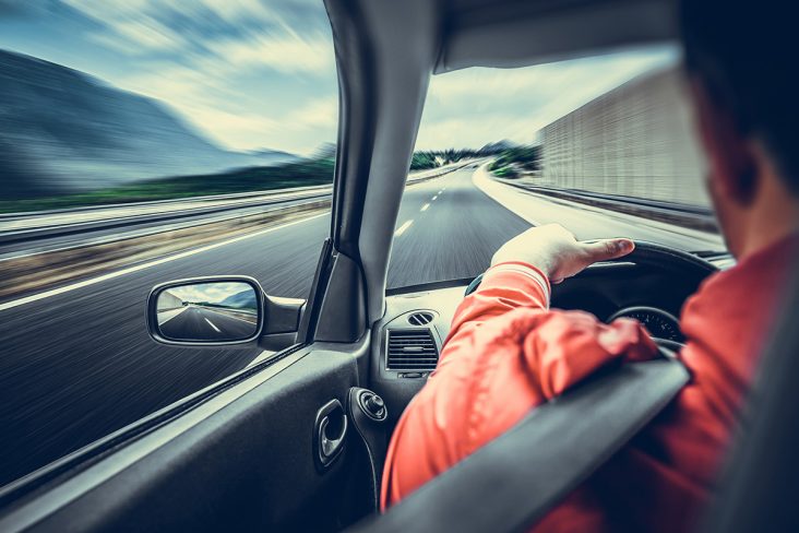 CARRO HÍBRIDO: ANDA MUITO ATÉ ACABAR A BATERIA