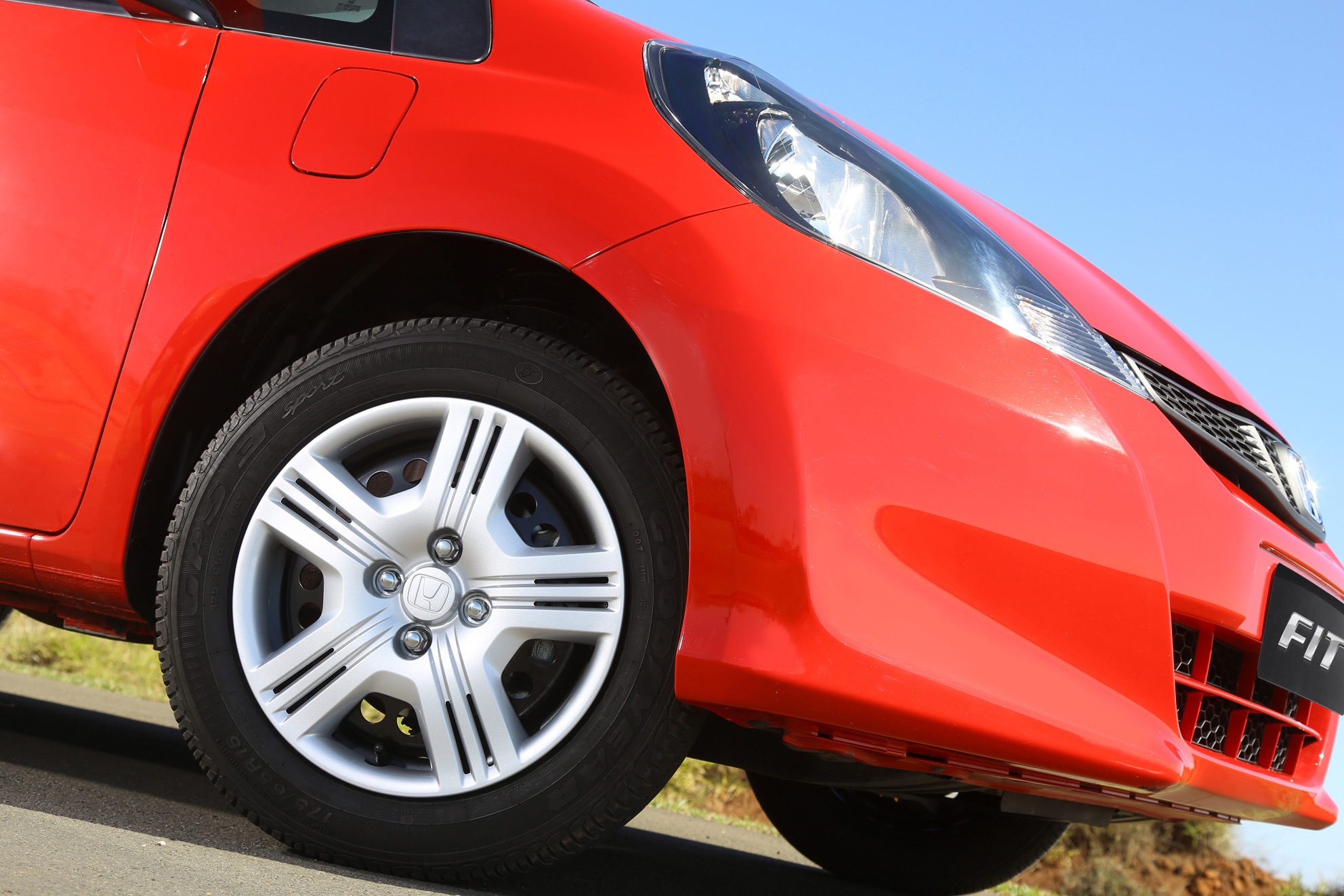 honda fit cx 1 4 2014 vermelho rally frente detalhe roda de aco com calota paralama tanquinho partida a frio