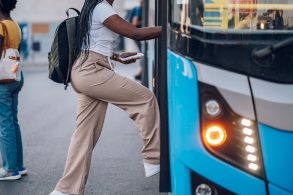 mulher subindo no onibus