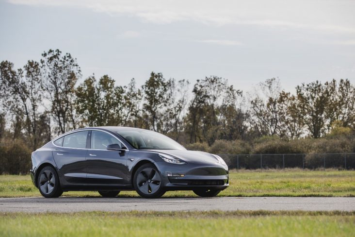 tesla model 3 cinza frente parado