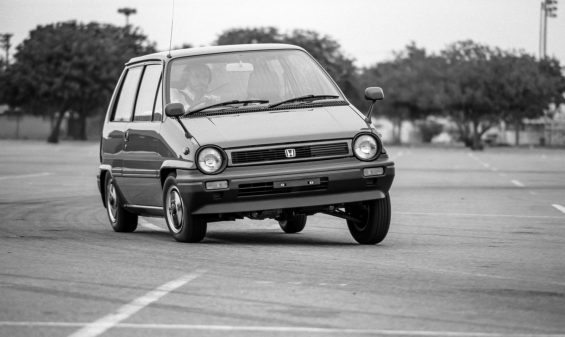 honda city r fazendo curva foto em preto e branco