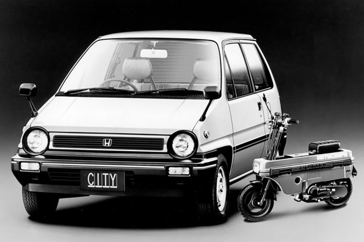 honda city r com motocompo ao lado