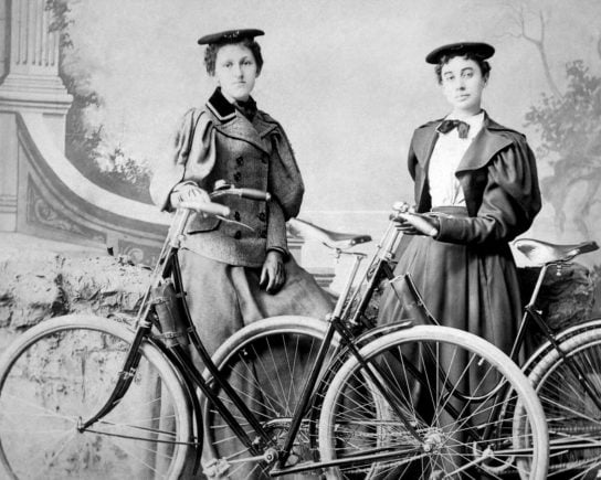 dupla de mulheres e bicicletas foto universal history archive