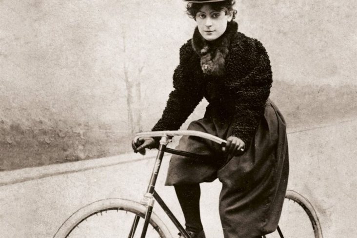 mulher pedala bicicleta foto universal history archive