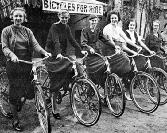 foto antiga mulheres e bicicletas para aluguel foto giroexperience