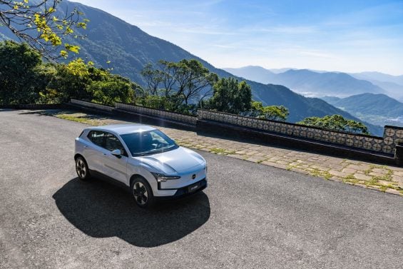 volvo ex30 ultra 2025 branco frente parado em rodovia volvo ex30 ultra 2025 branco frente parado em rodovia