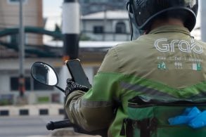 celular em moto - multa