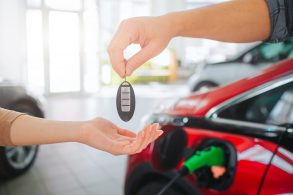 venda de carros eletricos entrega das chaves shutterstock