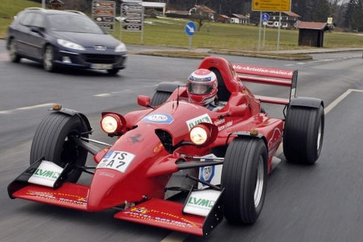 carro de corrida formula ford adaptado circulando na rua