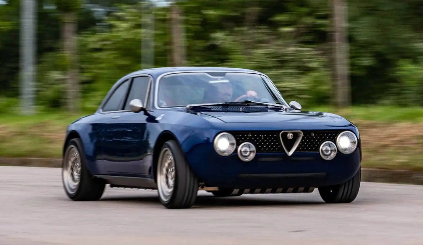 Oficina italiana converte Alfa Romeo Giulia GTA elétrica em restomod