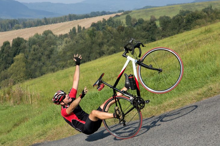 ciclista caindo da bicicleta foto shutterstock