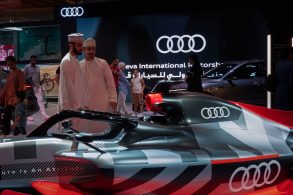 shutterstock salao de genbra doha qatar dois homens observam carro de formula 1 da audi