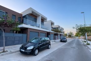 shutterstock carro estacionado na frente de garagem bloqueando a passagem