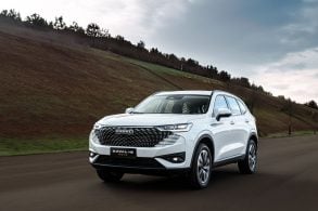gwm haval h6 phev19 branco agata 2025 dianteira em movimento
