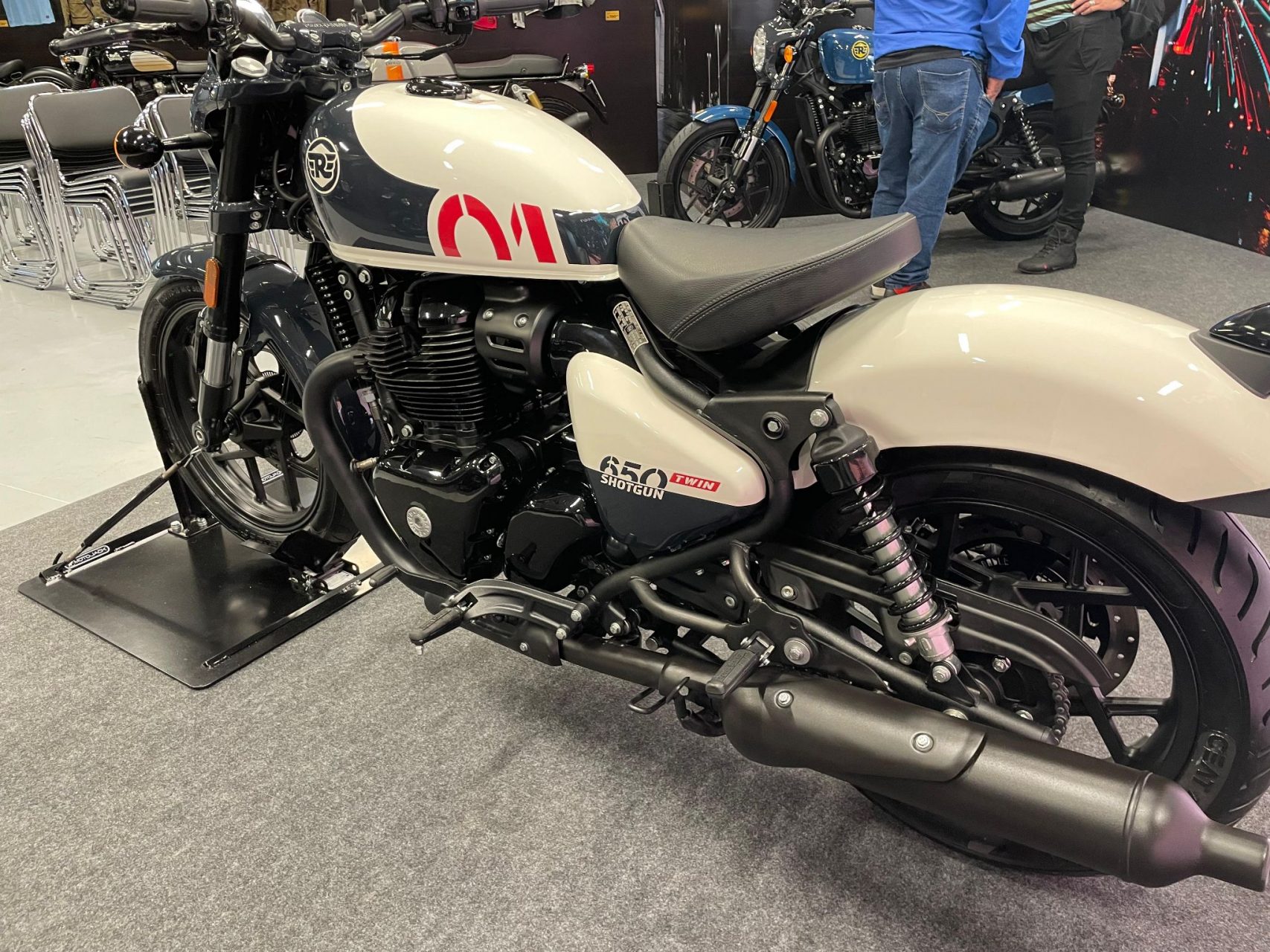 royal enfield shotgun 650 lateral traseira parada