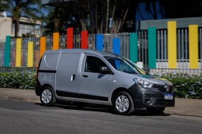 renault kangoo advanced 2024 prata etoile frente em movimento