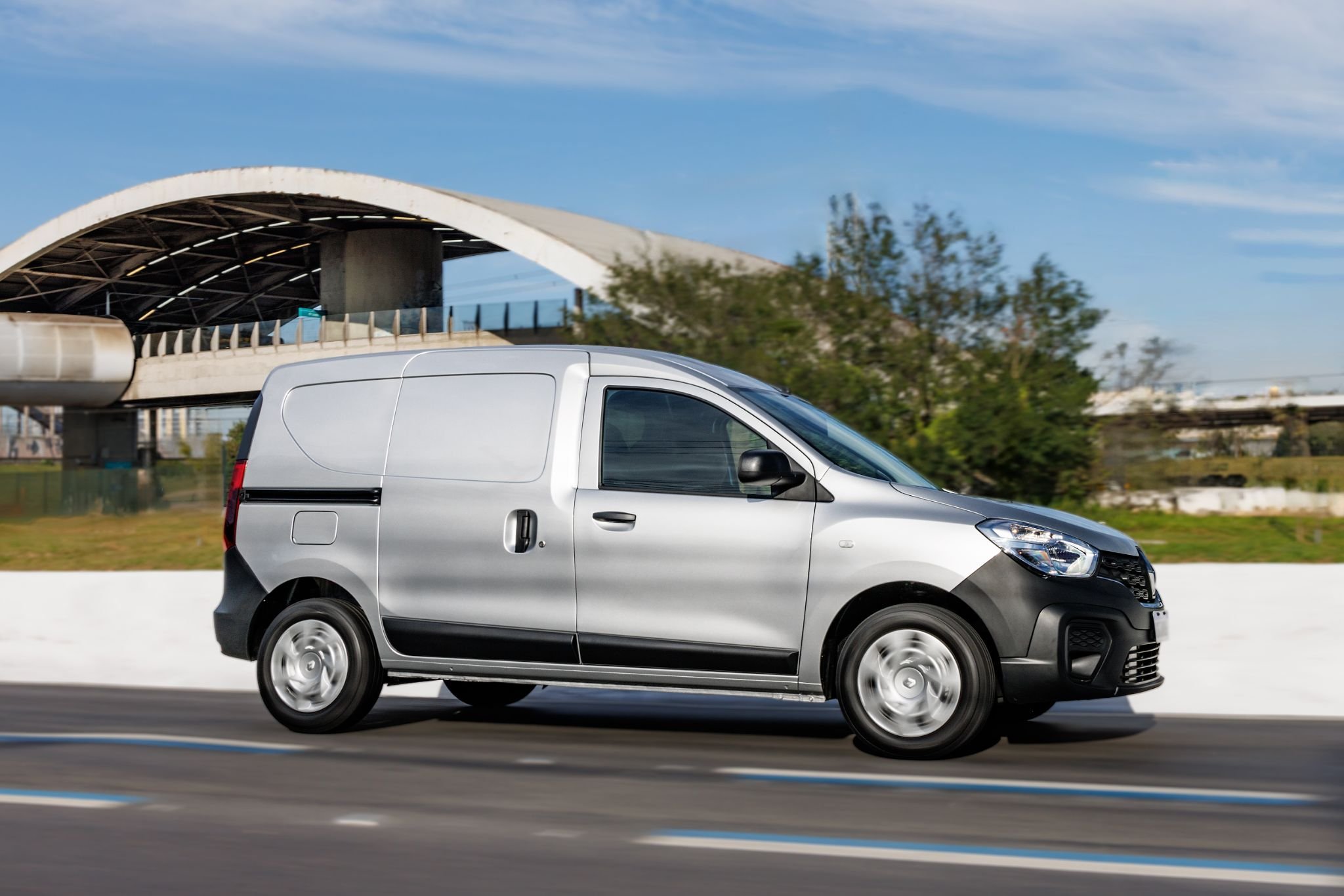 renault kangoo advanced 2024 prata etoile lateral em movimento