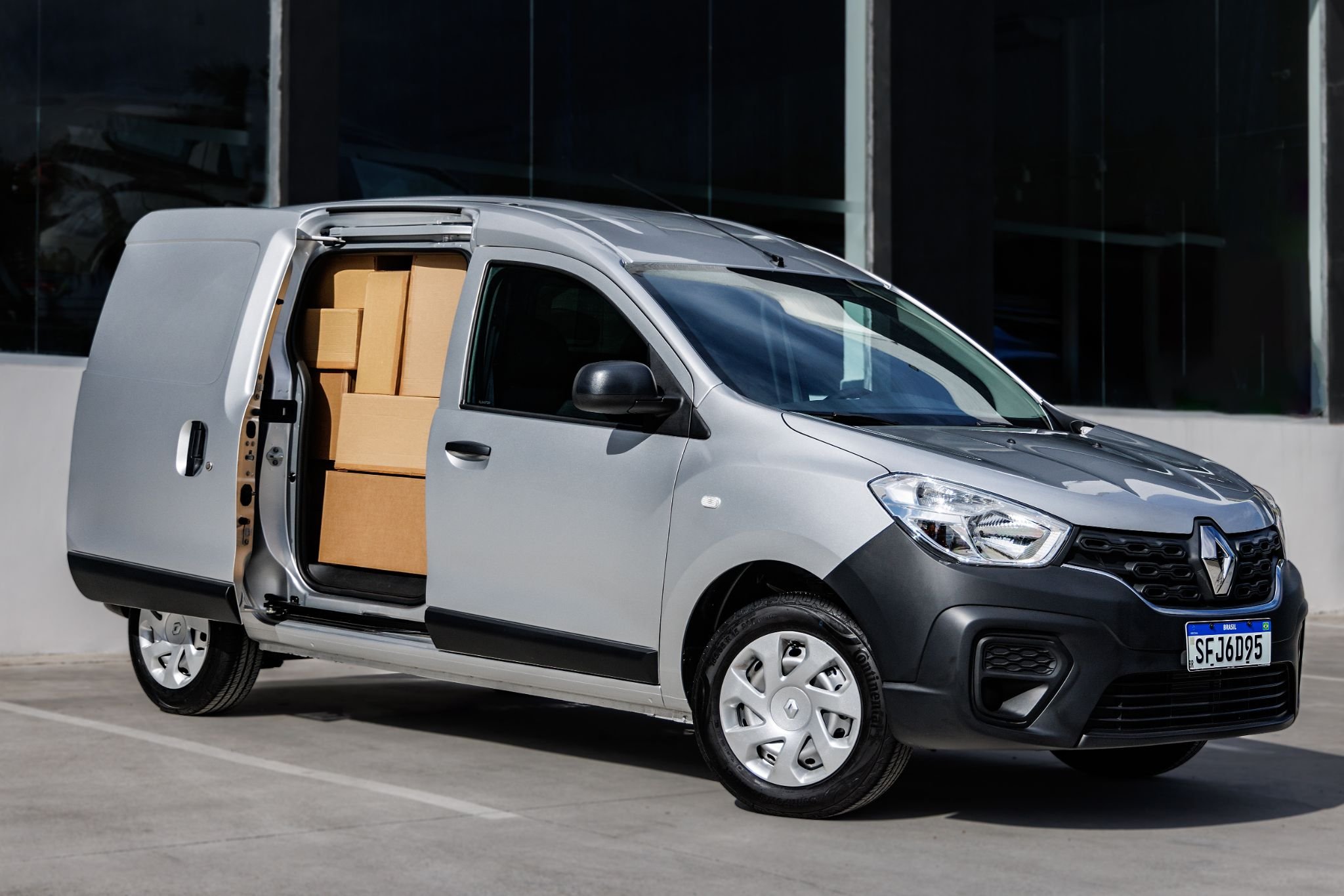 renault kangoo advanced 2024 prata etoile frente parado com porta lateral aberta