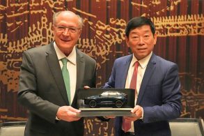 geraldo alckmin vice presidente do brasil e jack wey chefao gwm co miniatura haval h6