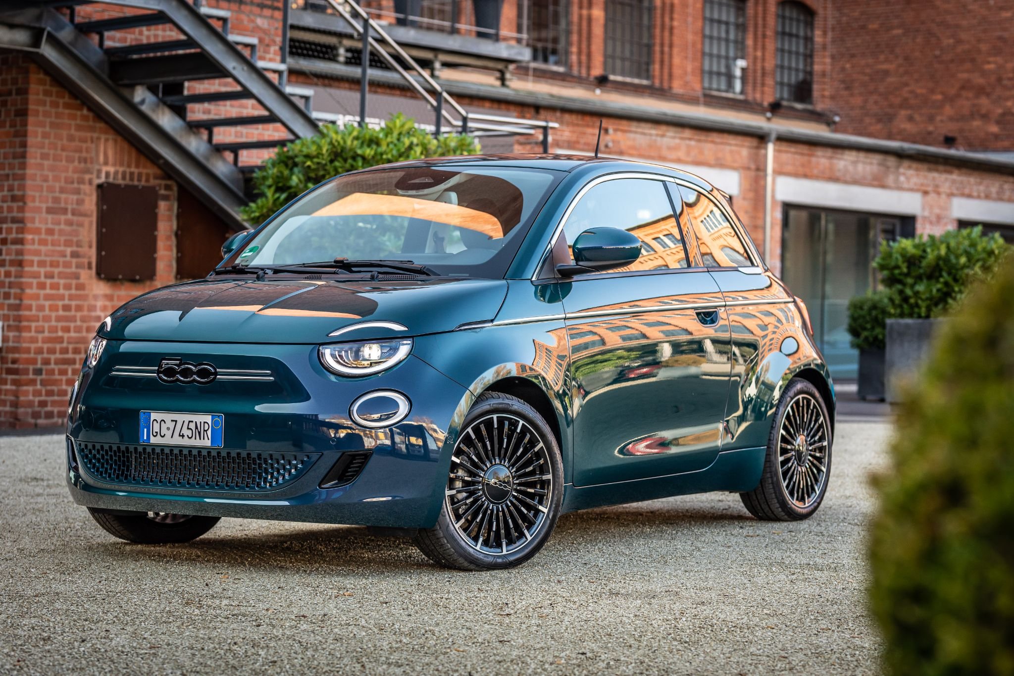 Fiat 500 elétrico será adaptado para usar motor a combustão