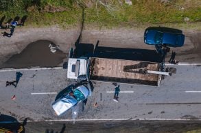 acidente em rodovia com carro e caminhao shutterstock