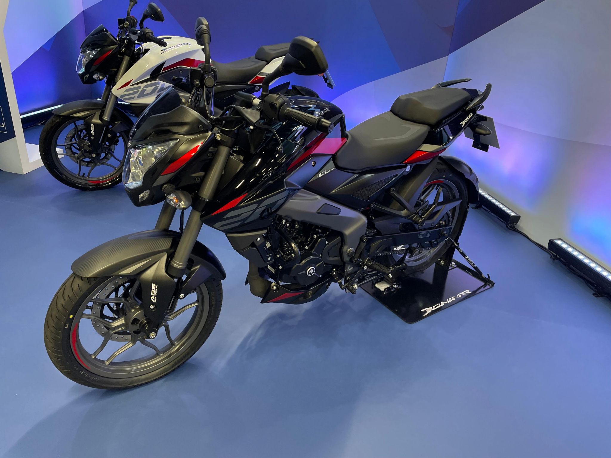 Fábrica da Bajaj inicia produção com motos atualizadas