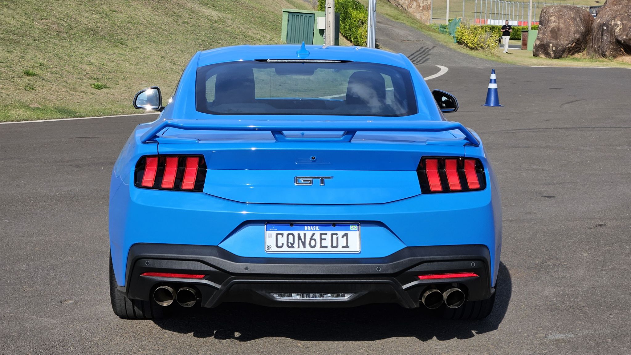 ford mustang gt performance 2025 azul frente lateral traseira detalhes 1