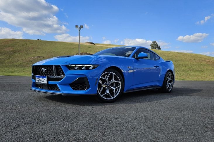 ford mustang gt performance 2025 azul frente lateral traseira detalhes 3