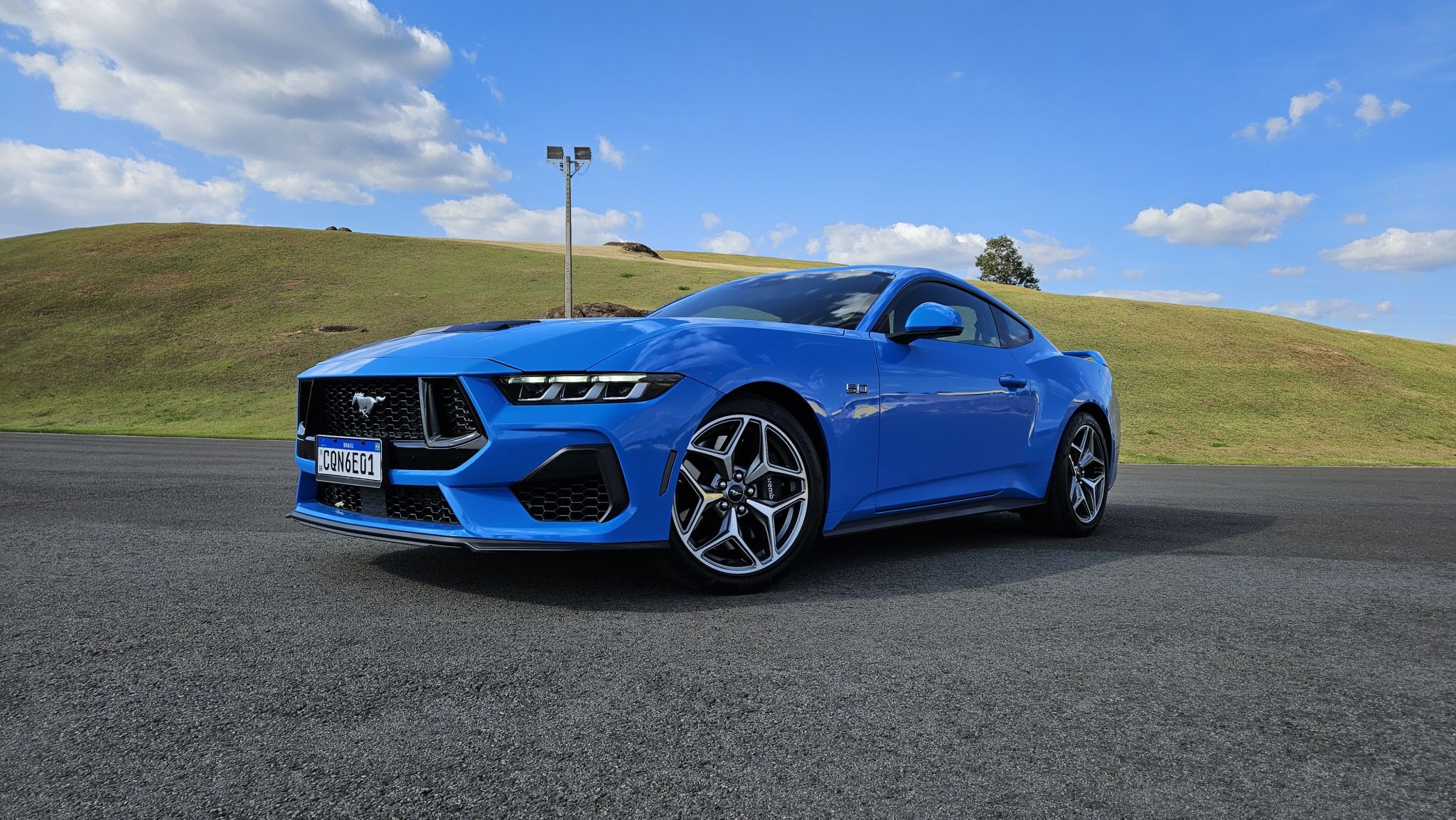 ford mustang gt performance 2025 azul frente lateral traseira detalhes 3