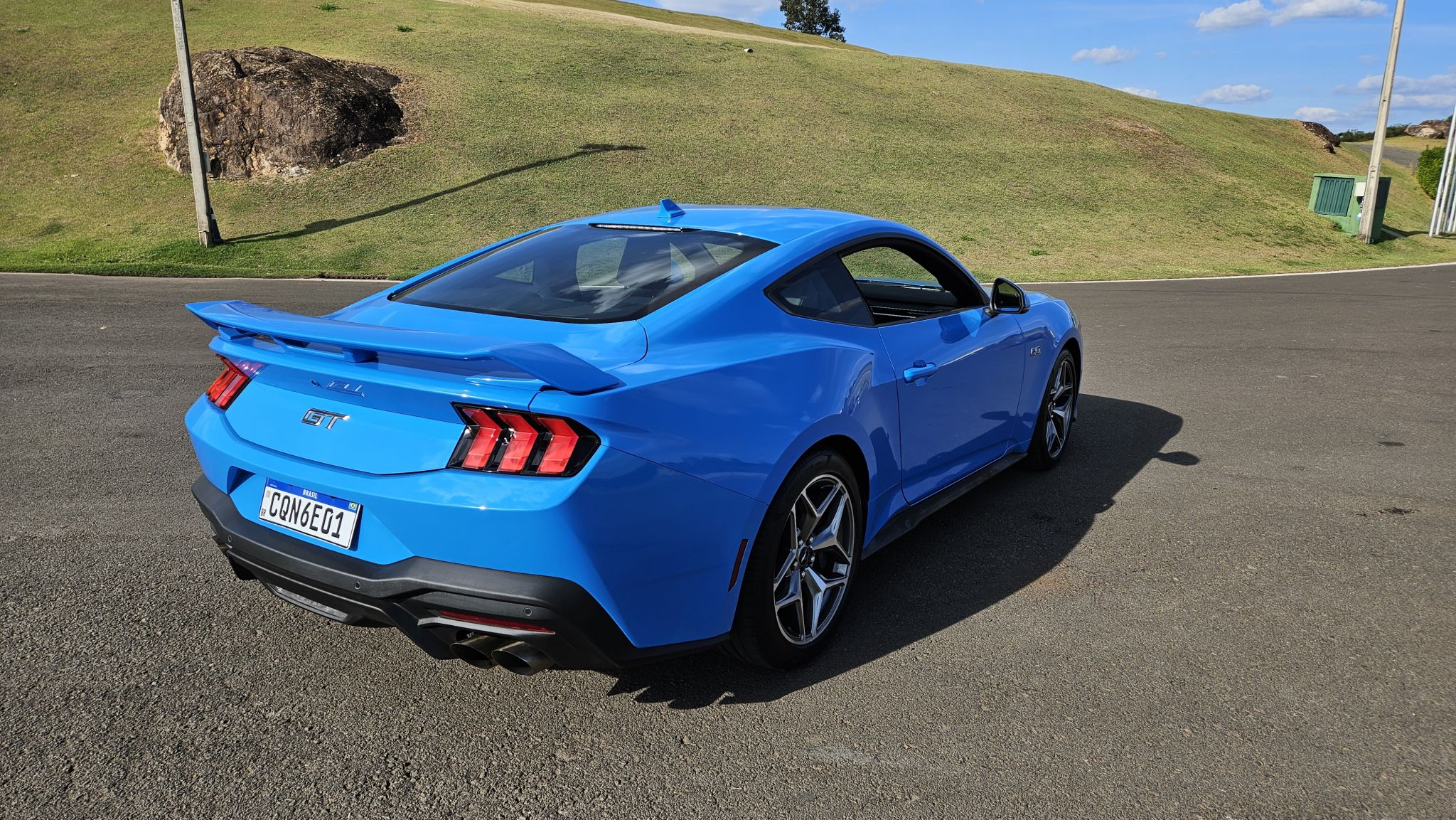 ford mustang gt performance 2025 azul frente lateral traseira detalhes 5