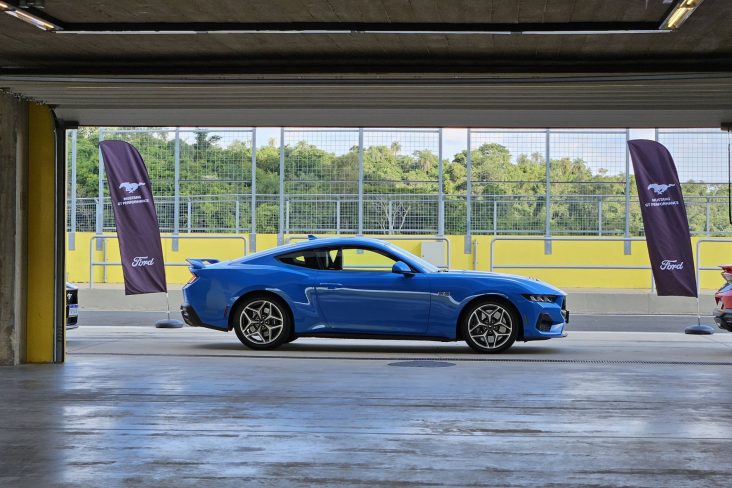 ford mustang gt performance 2025 azul frente lateral traseira detalhes 8