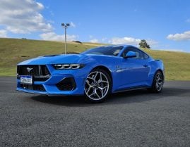 ford mustang gt performance 2025 azul frente lateral traseira detalhes 9