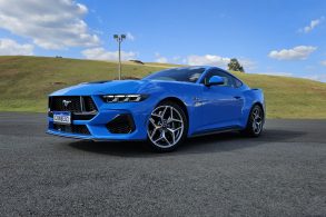 ford mustang gt performance 2025 azul frente lateral traseira detalhes 9