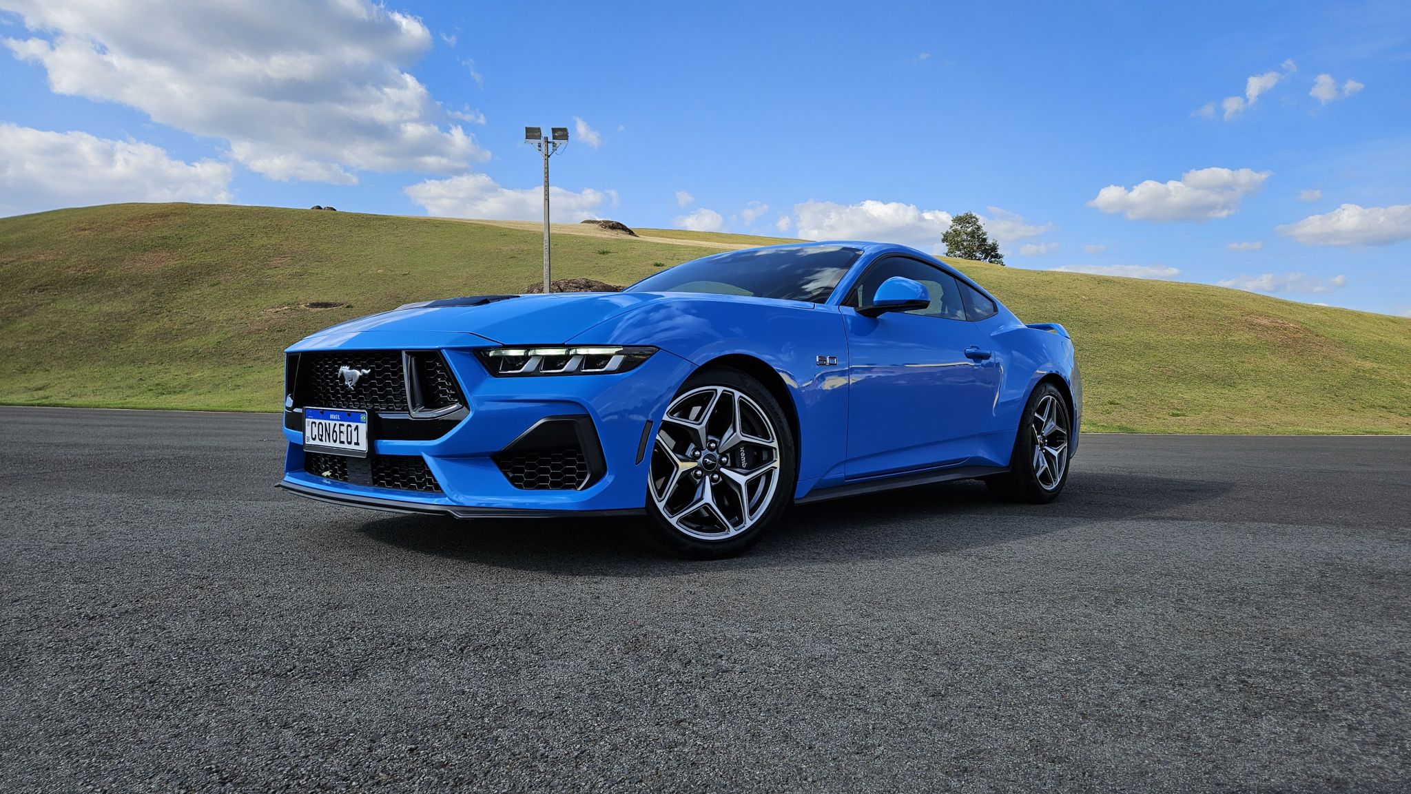 Mustang GT Performance impressiona por onde passa