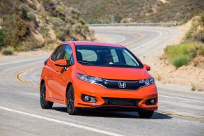 honda fit sport laranja 2018 modelo norte americano frente em estrada