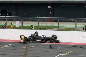 acidente carro de formula 1 preto danificado gravacoes filme brad pitt apex silverstone 1