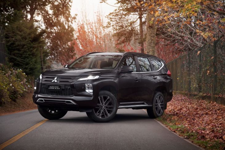 mitsubishi pajero sport legend black 2024 preto frente parado em estrada