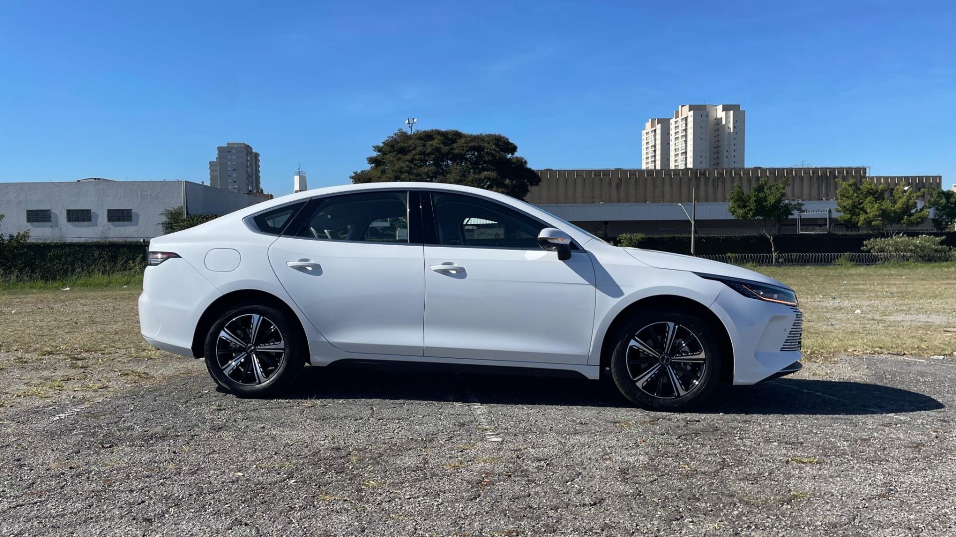 BYD King sedã PHVE líder no mundo chega para derrubar Corolla