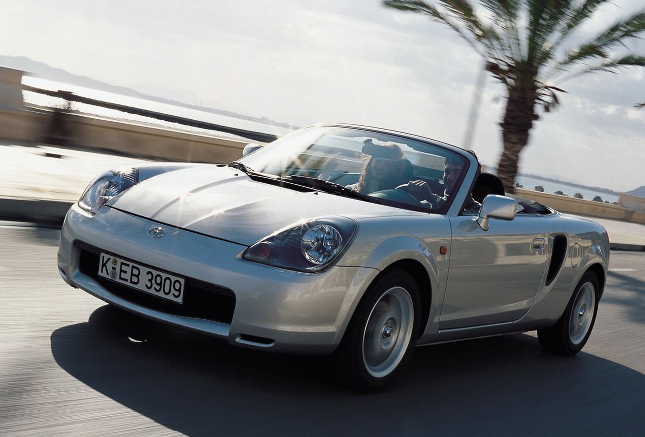 toyota mr2 2000 prata em movimento