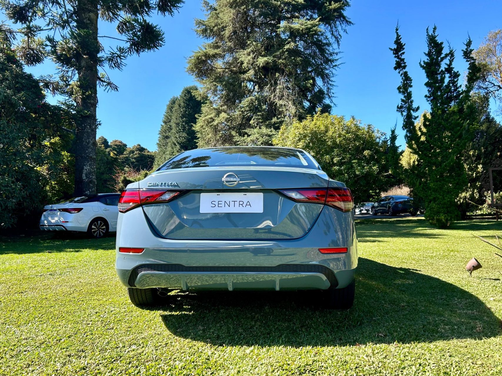 traseira do nissan sentra 2025 cinza atlantico estacionado em gramado laurie andrade