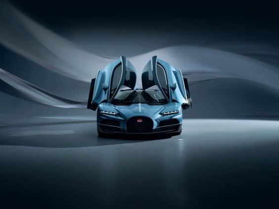 bugatti tourbillon azul dianteira com portas abertas